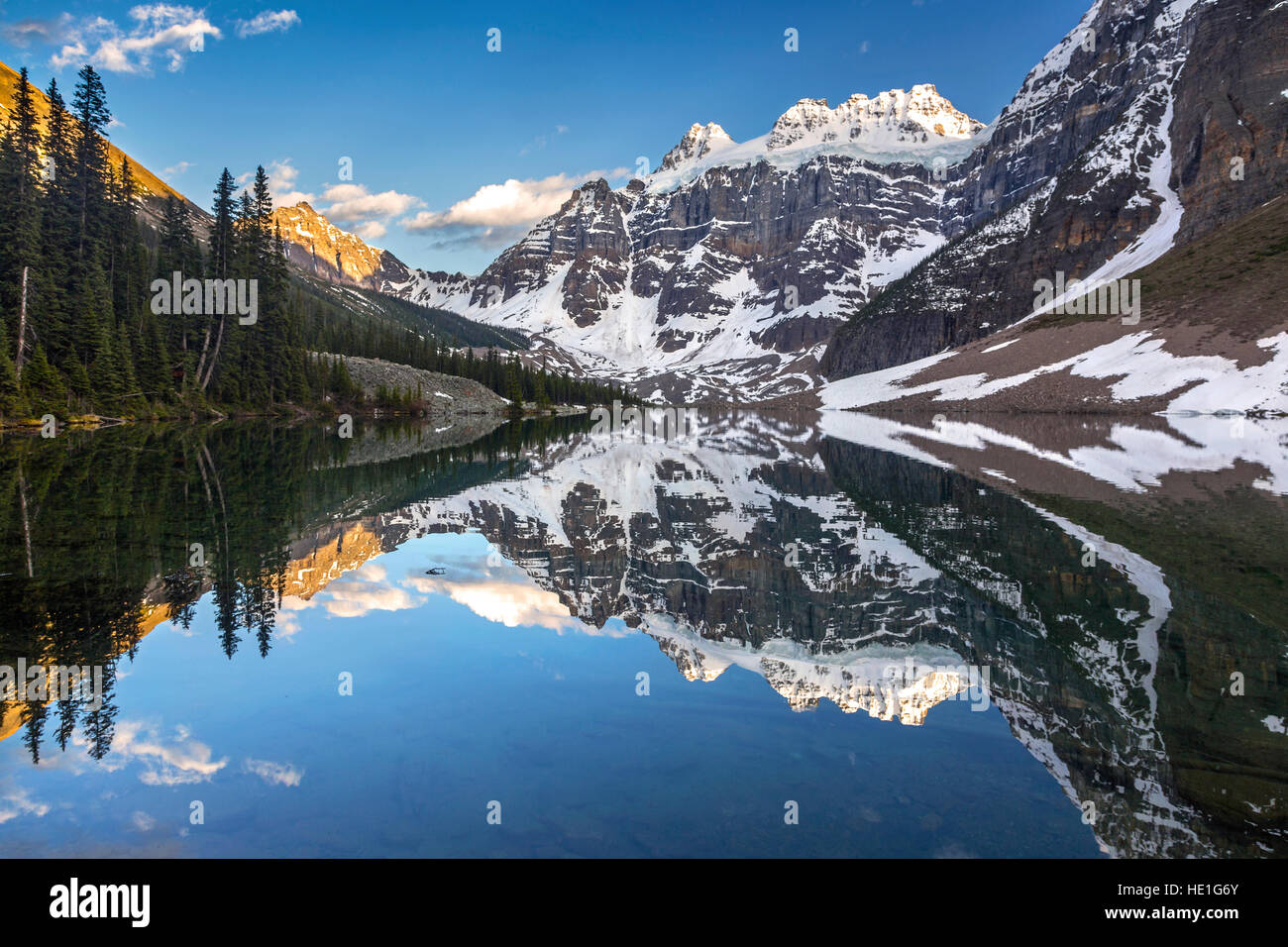 Le cime innevate delle Montagne Rocciose si riflettono in un paesaggio panoramico in acque calme. Tour a piedi di consolation Lakes, Banff National Park, Canadian Rockies Foto Stock