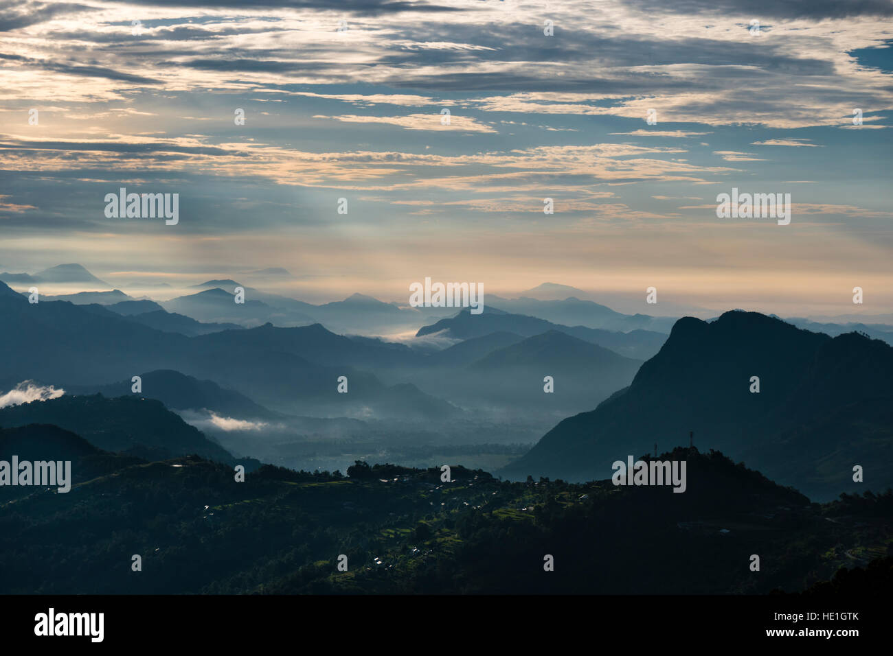 Vista su tutta una gamma di montagna, nelle vallate coperta di nebbia, di sunrise Foto Stock