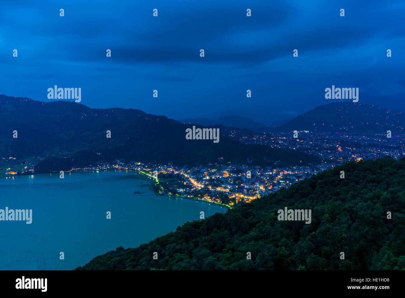 Vista aerea sulla città illuminata e il lago phewa di notte Foto Stock