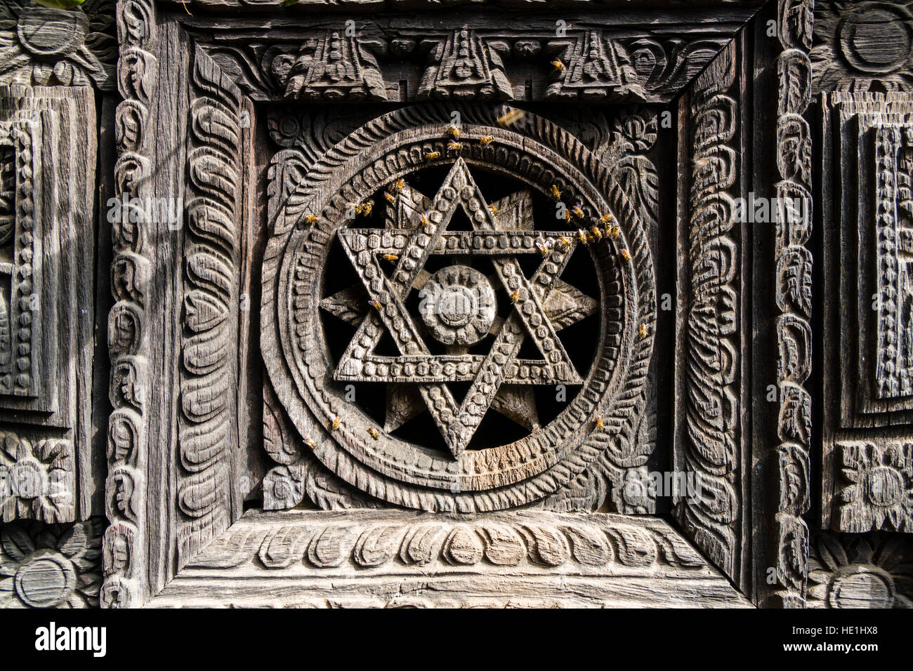 Un abilmente intagliata in legno dettaglio presso il tempio di Gorakhnath, miele api sono seduti su di esso Foto Stock