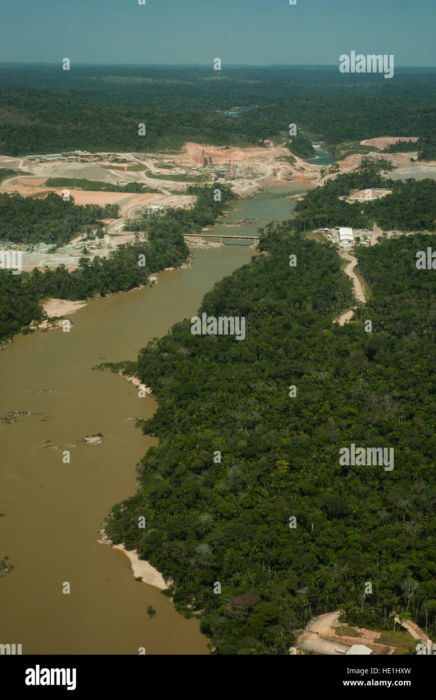 Sito di costruzione di una centrale idroelettrica del Brasiliano della foresta amazzonica. Situato nel fiume Teles Pires, vicino alla città di Alta Floresta. Foto Stock