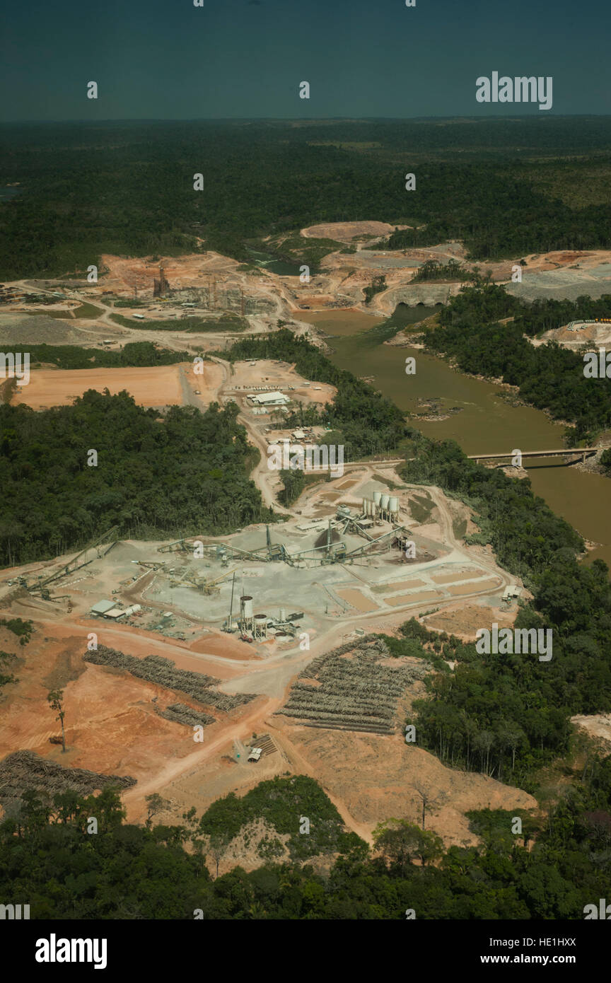 Centrale idroelettrica del Brasiliano della foresta amazzonica. Situato nel fiume Teles Pires, vicino alla città di Alta Floresta. Foto Stock