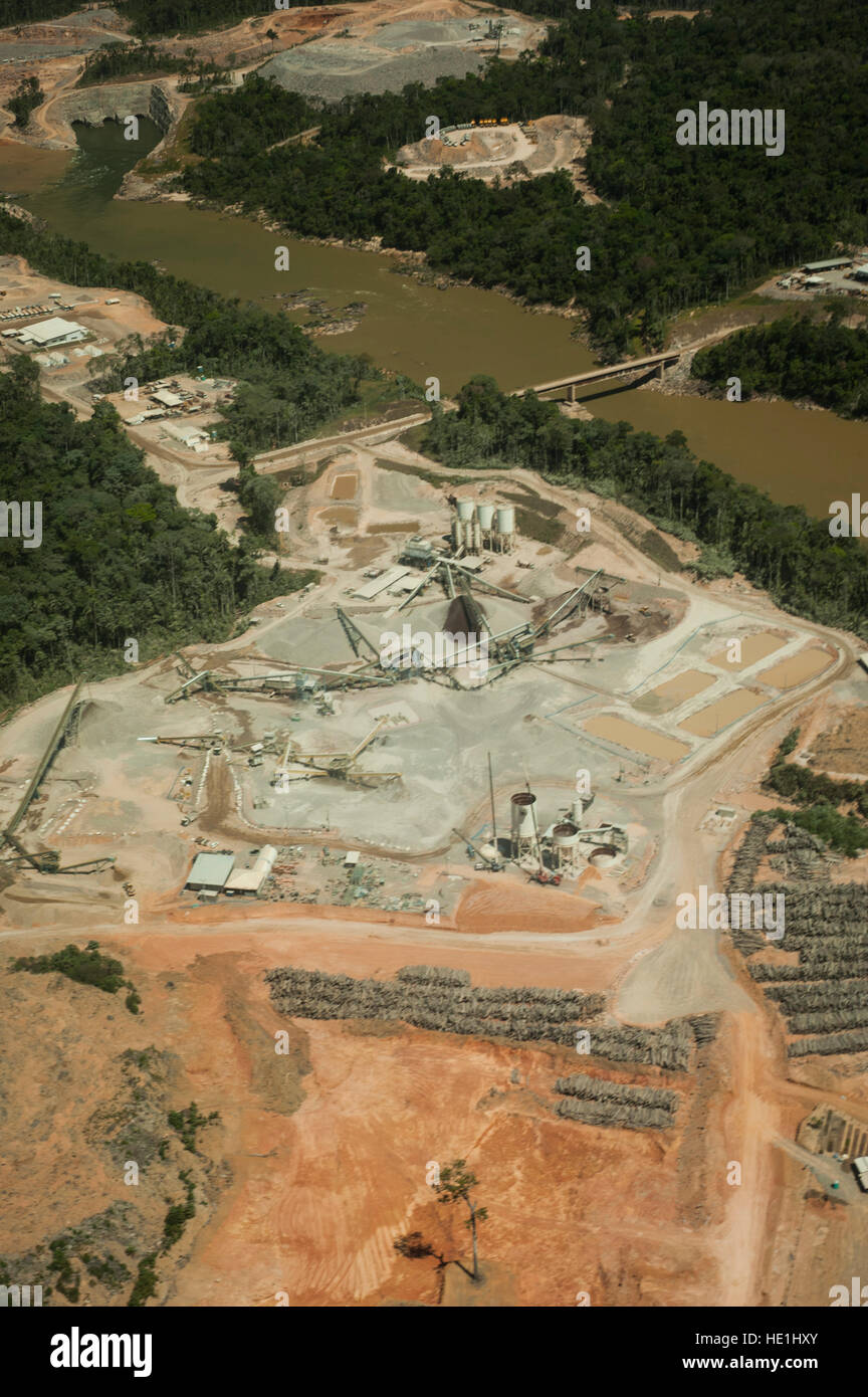 Centrale idroelettrica del Brasiliano della foresta amazzonica. Situato nel fiume Teles Pires, vicino alla città di Alta Floresta. Foto Stock