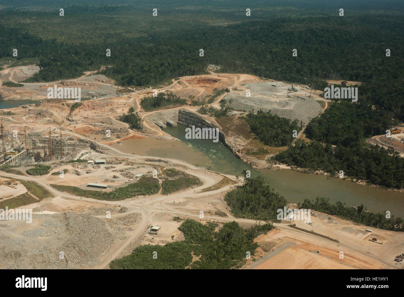 Centrale idroelettrica del Brasiliano della foresta amazzonica. Situato nel fiume Teles Pires, vicino alla città di Alta Floresta. Foto Stock