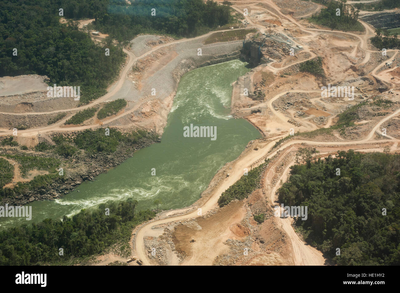 Una veduta aerea di una centrale idroelettrica del Brasiliano della foresta amazzonica. Situato nel fiume Teles Pires, vicino alla città di Alta Floresta. Foto Stock