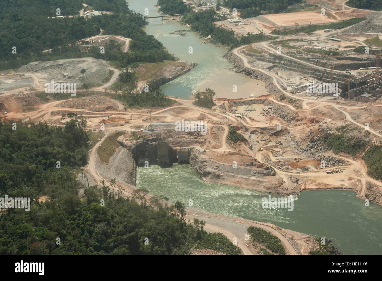 Vista aerea del sito di costruzione di una centrale idroelettrica in Amazzonia brasiliana foresta pluviale, vicino alla città di Alta Floresta. Foto Stock