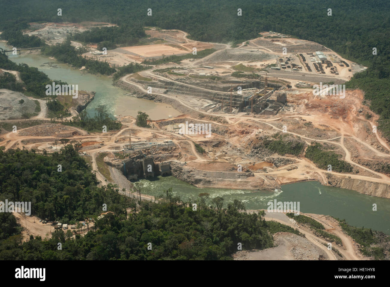 Una centrale idroelettrica del Brasiliano della foresta amazzonica. Situato nel fiume Teles Pires, vicino alla città di Alta Floresta. Foto Stock