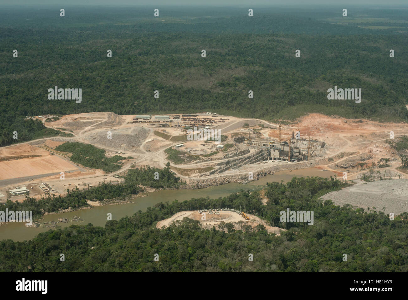 Centrale idroelettrica del Brasiliano della foresta amazzonica. Situato nel fiume Teles Pires, vicino alla città di Alta Floresta. Foto Stock