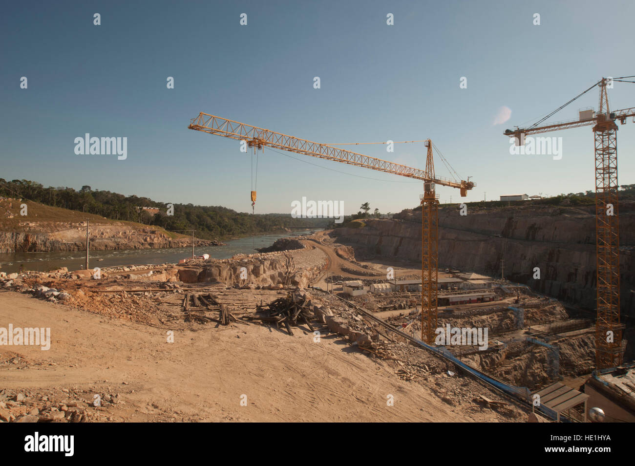 Sito di costruzione di una centrale idroelettrica del Brasiliano della foresta amazzonica. Situato nel fiume Teles Pires, nello stato del Mato Grosso. Foto Stock