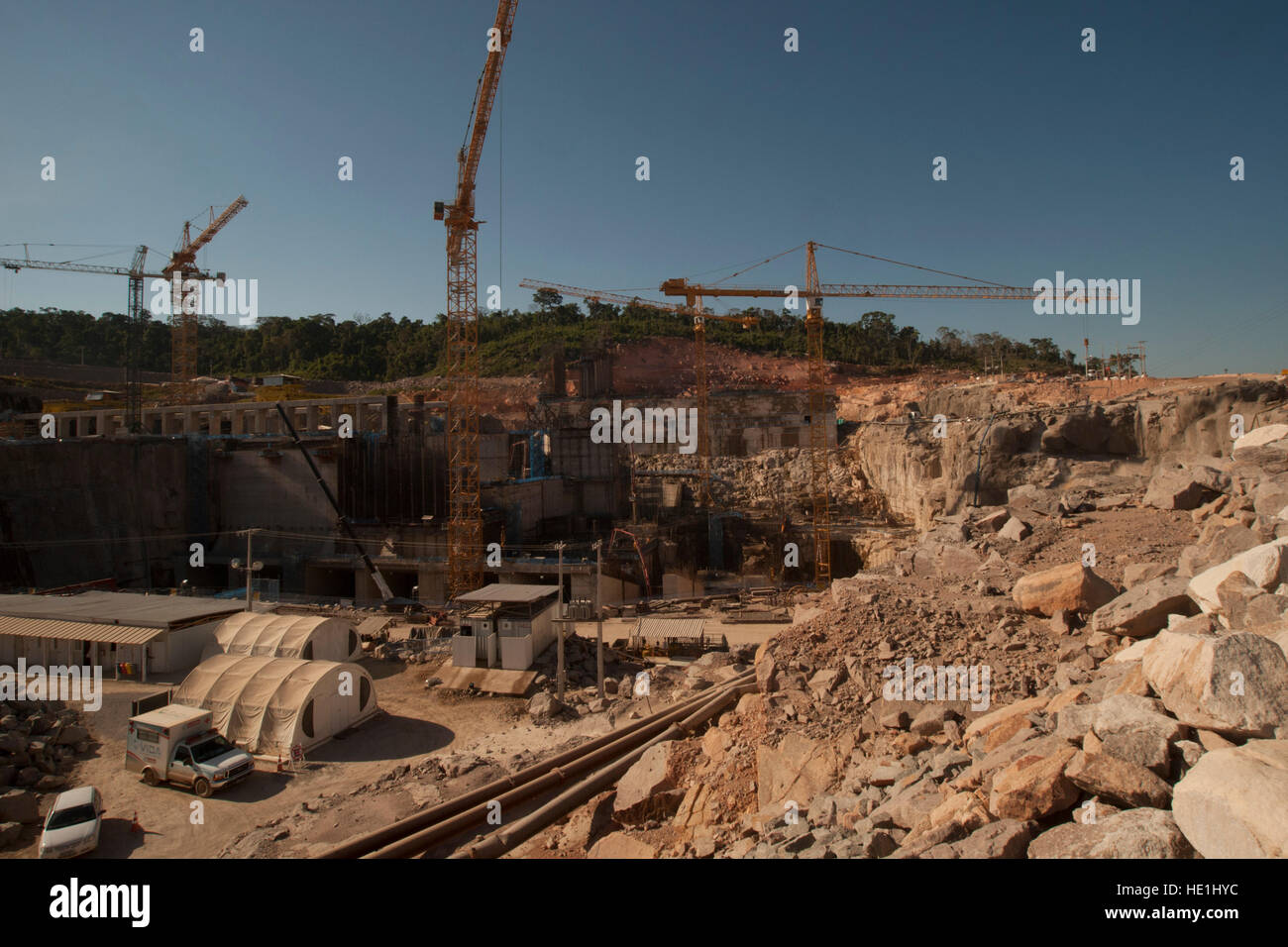Vista aerea del sito di costruzione di una centrale idroelettrica in Amazzonia brasiliana foresta pluviale, vicino alla città di Alta Floresta. Foto Stock