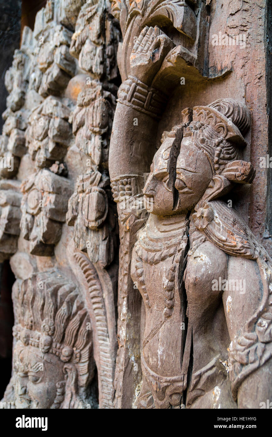 Abilmente intagliata in legno figure a hanuman dhoka palace Foto Stock