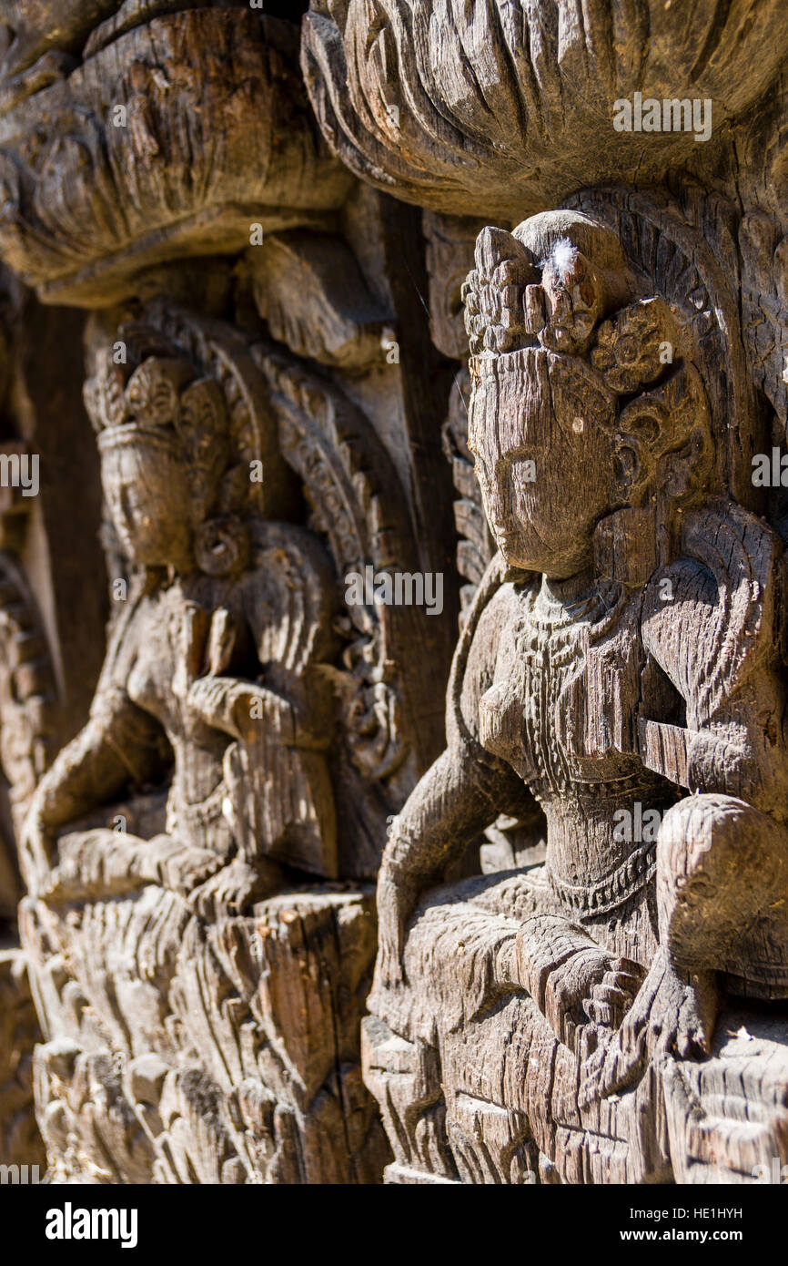 Abilmente intagliata in legno figure a hanuman dhoka palace Foto Stock