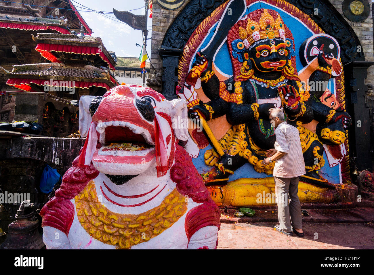 Le persone sono in adorazione all kala bhairava santuario di Durbar Square Foto Stock