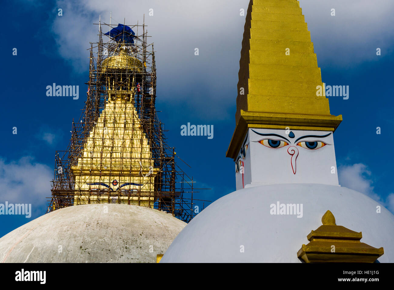 Impalcature sono costruire intorno alla parte superiore del bouda stupa, ricostruita dopo beeing danneggiato durante il terremoto 2015 Foto Stock