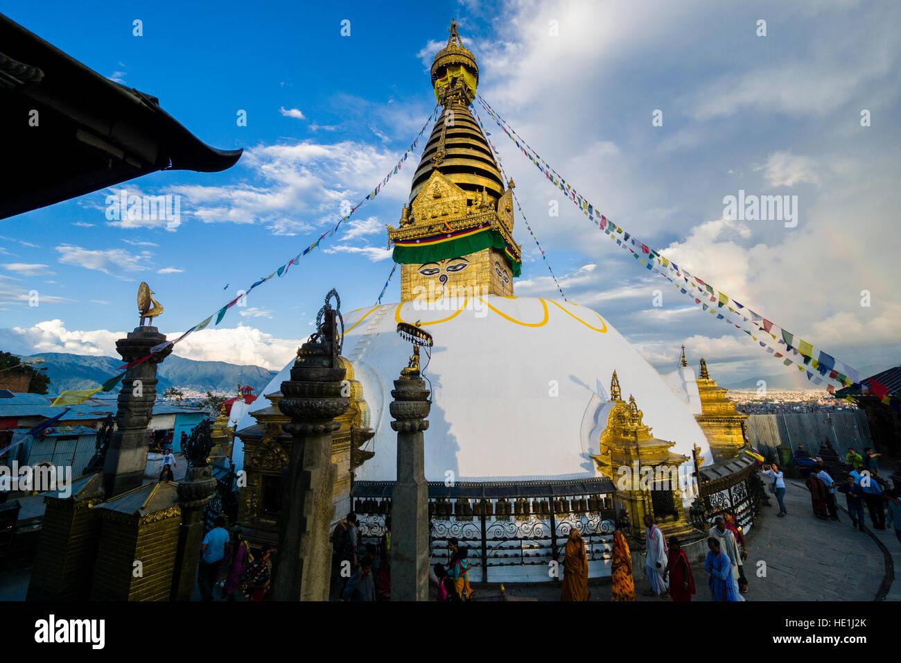 Il bianco stupa di Swayambhunath temple, Monkey Temple, è decorata con la preghiera tibetano bandiere Foto Stock