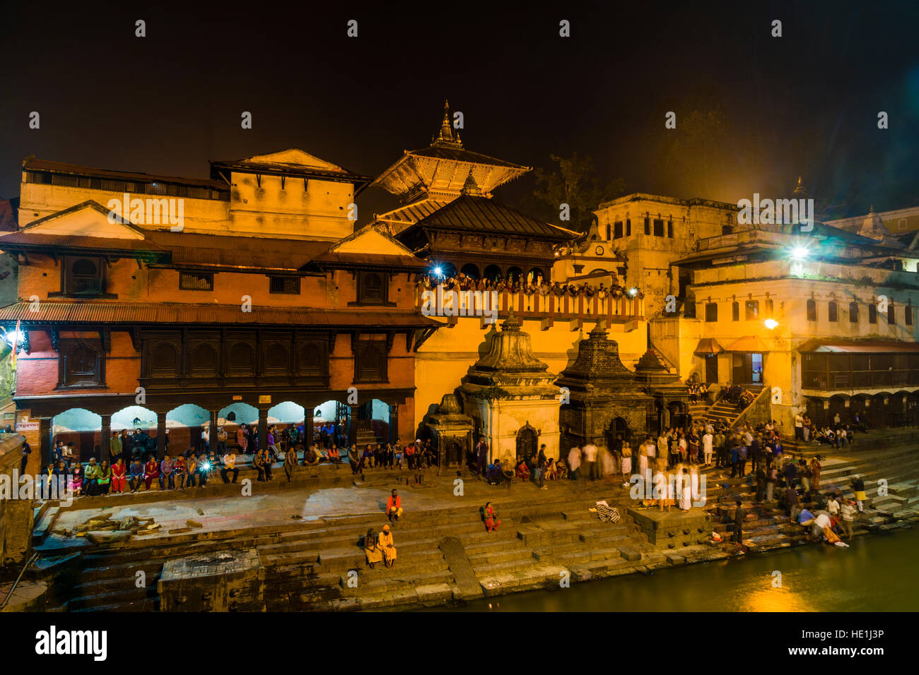 Gli edifici del tempio di Pashupatinath sulle rive del fiume Bagmati sono illuminate di notte Foto Stock