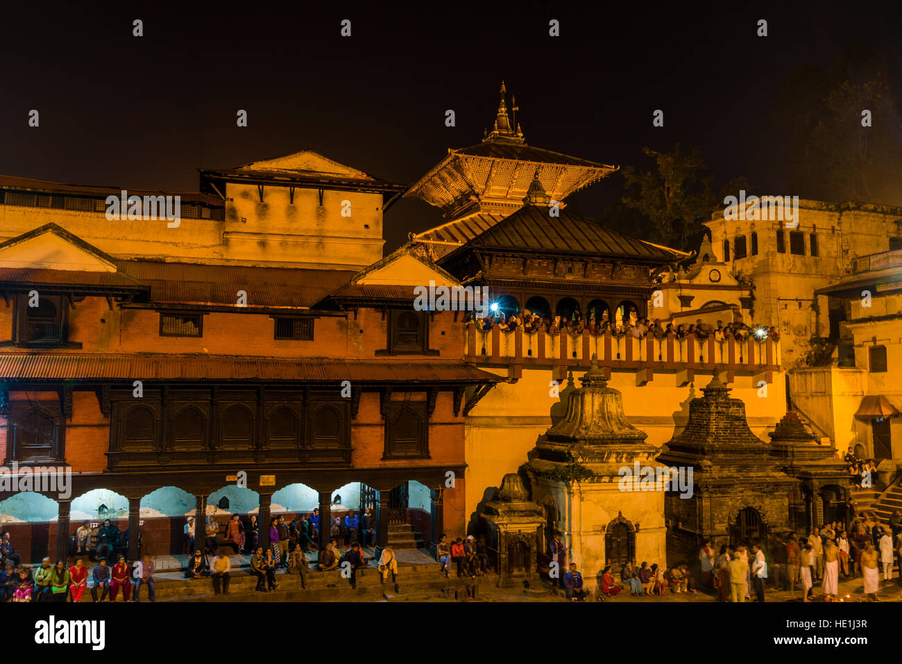 Gli edifici del tempio di Pashupatinath sulle rive del fiume Bagmati sono illuminate di notte Foto Stock