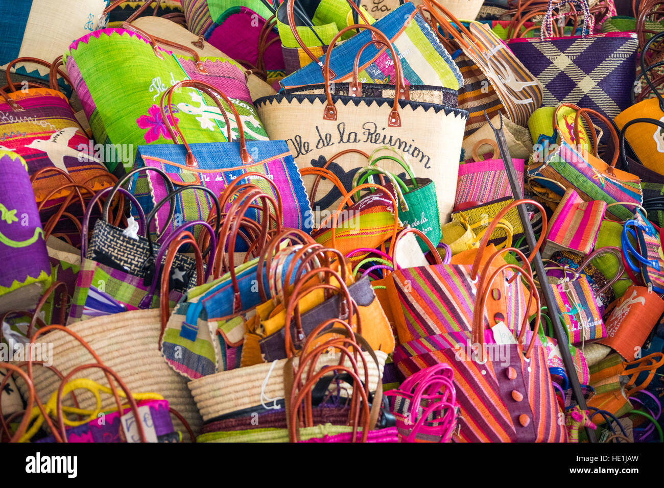 Artigianato locale presso il mercato coperto in St Pierre, Isola di Reunion Foto Stock