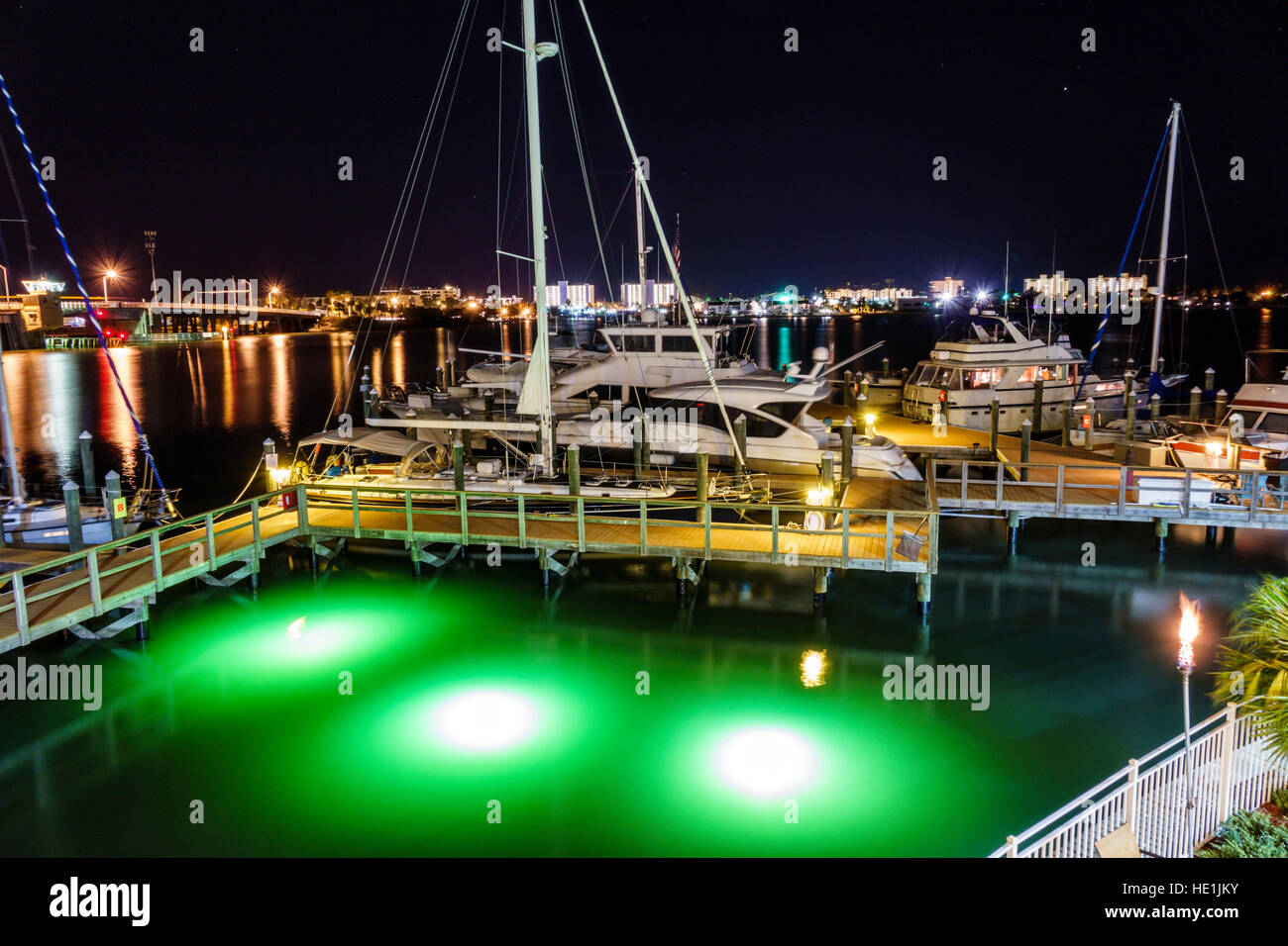 San Pietroburgo Florida,Madeira Beach,Courtyard by Marriott,hotel hotel alloggio motel,alloggio,Boca Ciega Bay Water,marina,notte,visita Foto Stock