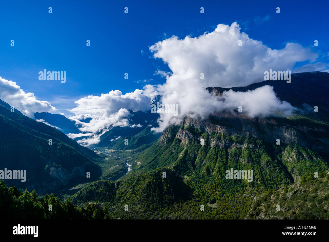 Il paesaggio della tomaia Marsyangdi valley, visto da sopra il villaggio Foto Stock