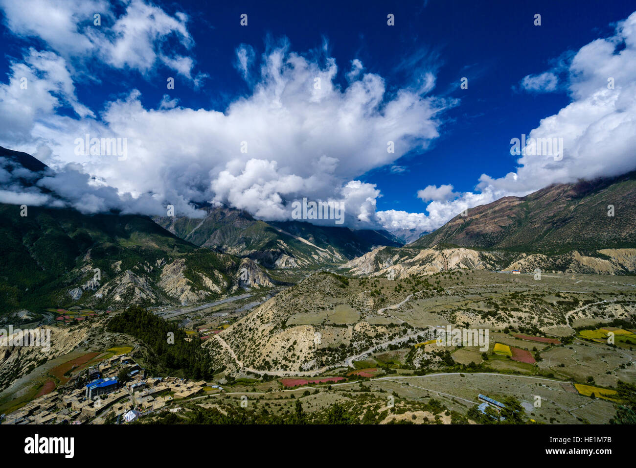 Il paesaggio agricolo della tomaia Marsyangdi valley, visto da sopra il villaggio verso Manang Foto Stock