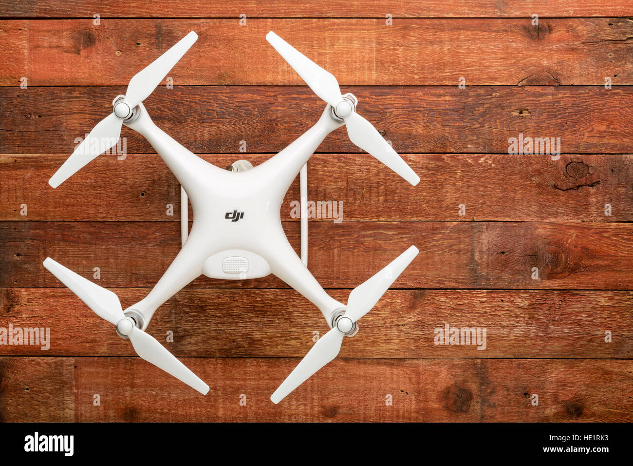 DJI Phantom 4 pro quadcopter drone su una tavola in legno rustico con una copia dello spazio. Foto Stock