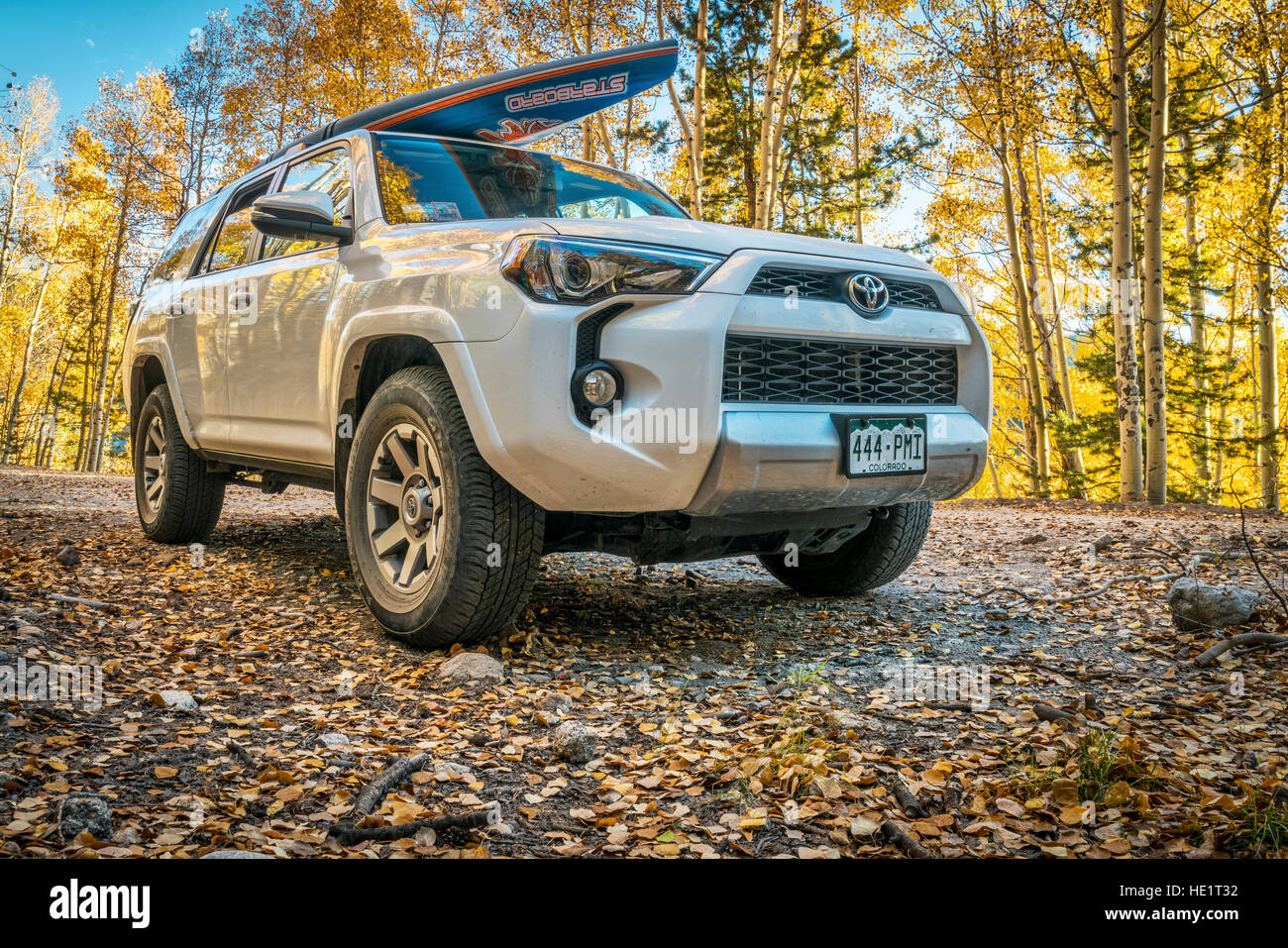 4Runner SUV (2016 Trail edition) portante un paddleboard sulla padella Road con i colori dell'autunno in Colorado Foto Stock