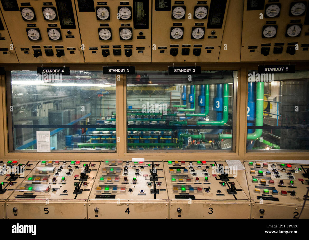 Il Cheyenne Mountain Complex ha sei generatori di utilizzare come backup per la montagna del potere. Sei generatori è in grado di alimentare fino a 500 kilowatt, abbastanza potenza per sostenere 5.000 case. /Staff Sgt. Andrew Lee Foto Stock