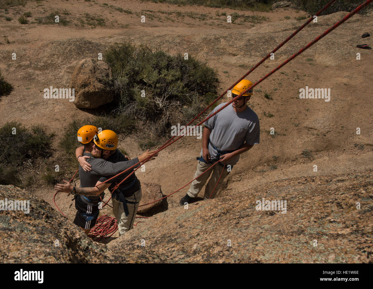 Stati Uniti Air Force Staff Sgt. Richard W. Rose Jr. Ret. e lo Staff Sgt. Gedeone Connelly celebrare dopo la scalata di Hartman rocce con facilità durante una Adaptive Sports Camp in Crested Butte, Colorado. La giornata di arrampicata su roccia a Hartman rocce, ha incoraggiato la creazione di un team di familiarità e di cameratismo fra i veterani militari che hanno sperimentato proprio disturbo post-traumatico da stress, amputazioni e altri danni subiti mentre serve in servizio attivo. /Staff Sgt. Vernon giovani Jr. Foto Stock