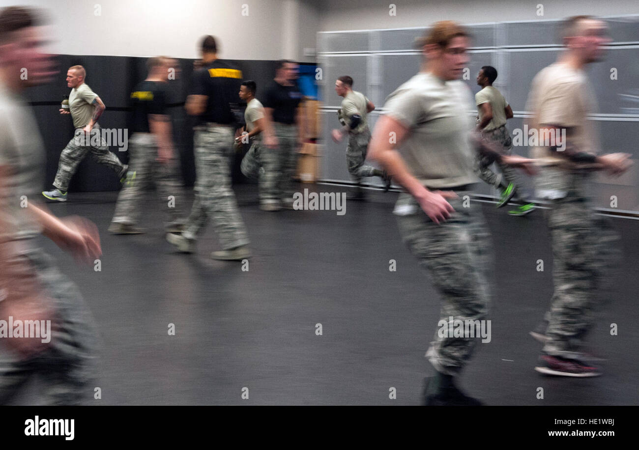 Tech Sgt. Bryan agricoltore, 146delle forze di sicurezza Squadron, Isole del Canale Air National Guard Base, California, patrolman, hustles davanti a un gruppo di patrolman durante l'allenamento fisico nella prima settimana del Phoenix Raven Corso di qualificazione a base comuneGuire-Dix Mc-Lakehurst, N.J. L'intensivo della durata di tre settimane, 12 ore al giorno di corso copre temi quali il cross-consapevolezza culturale, considerazioni di carattere giuridico, Ambasciata operazioni, airfield tecniche di indagine, di materiale esplosivo consapevolezza, aeromobili ricerche e disarmati self-tecniche di difesa. Gli studenti sono esposti a più di 70 l'uso di scenari di forza Foto Stock