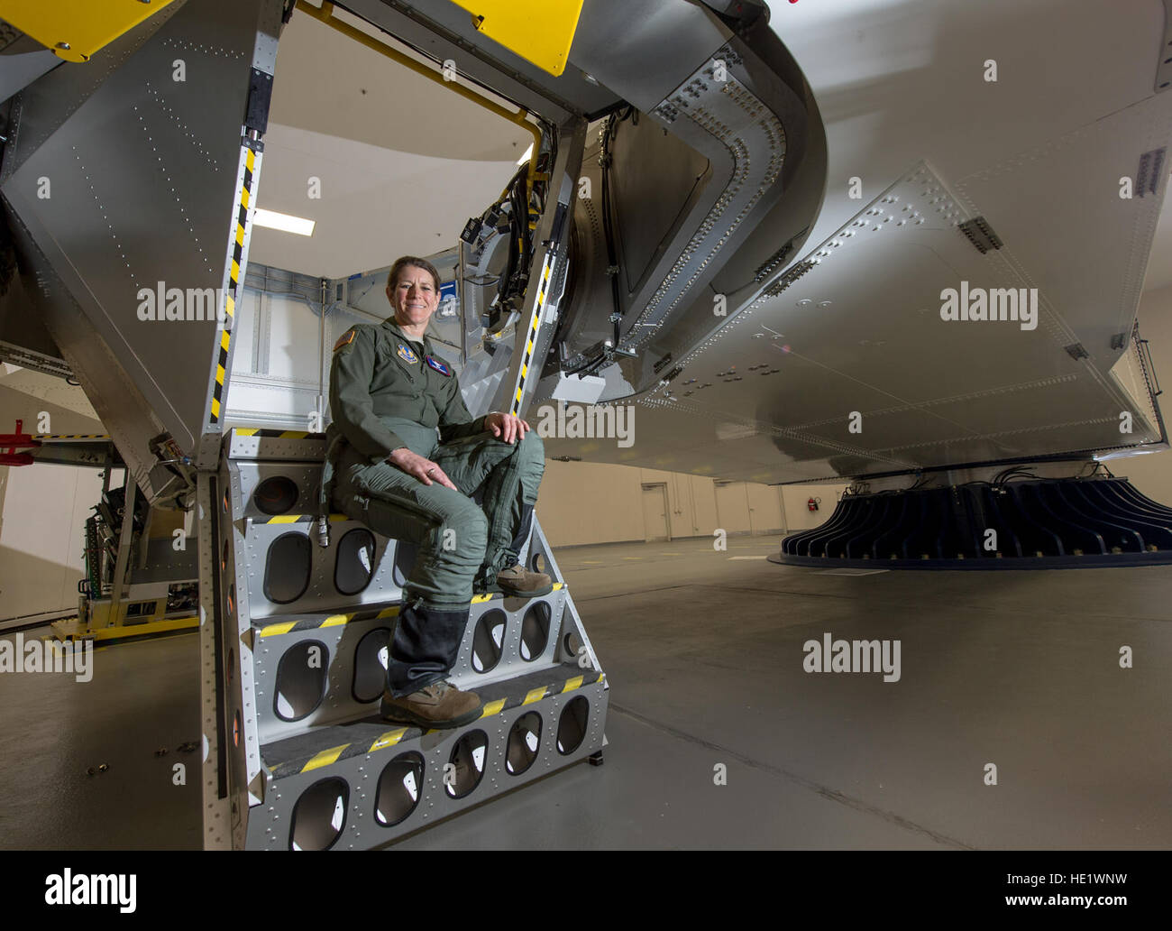 Col. Kathryn Hughes, un pilota-medico e direttore, umani di integrazione dei sistemi, 711th Prestazioni Umane ala, si siede sulle scale di una centrifuga a Wright-Patterson Air Force Base, Ohio, 22 aprile 2016. Hughes, una A-10 Thunderbolt II pilota, è stato strumentale nell'integrazione della completa copertura G-vestito nella Air Force inventario. /Master Sgt. Brian Ferguson Foto Stock