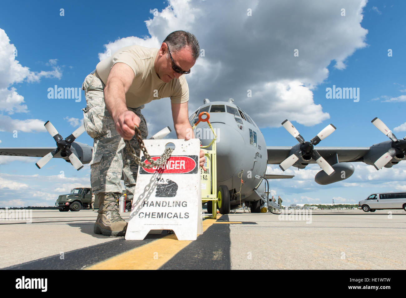 Senior Master Sgt. Filippo Aliberti, 910i squadrone Manutenzione, volo chief, segni posti intorno a un C-130 Hercules dalla 910ma Airlift Wing prima di mosquito insetticida è caricato a base comune, Charleston S.C. Il 5 maggio 2016. La spruzzatura di meno di un'oncia della sostanza chimica per acro limita efficacemente la popolazione di zanzara in prossimità della base. La missione della 910ma a Youngstown aria stazione di riserva, Ohio, è quello di mantenere il Dipartimento della Difesa è solo grande area ad ala fissa di spruzzo di antenna in grado di controllare la malattia-portando gli insetti, insetti parassiti, vegetazione indesiderabile e disperdere le fuoriuscite di petrolio in Foto Stock