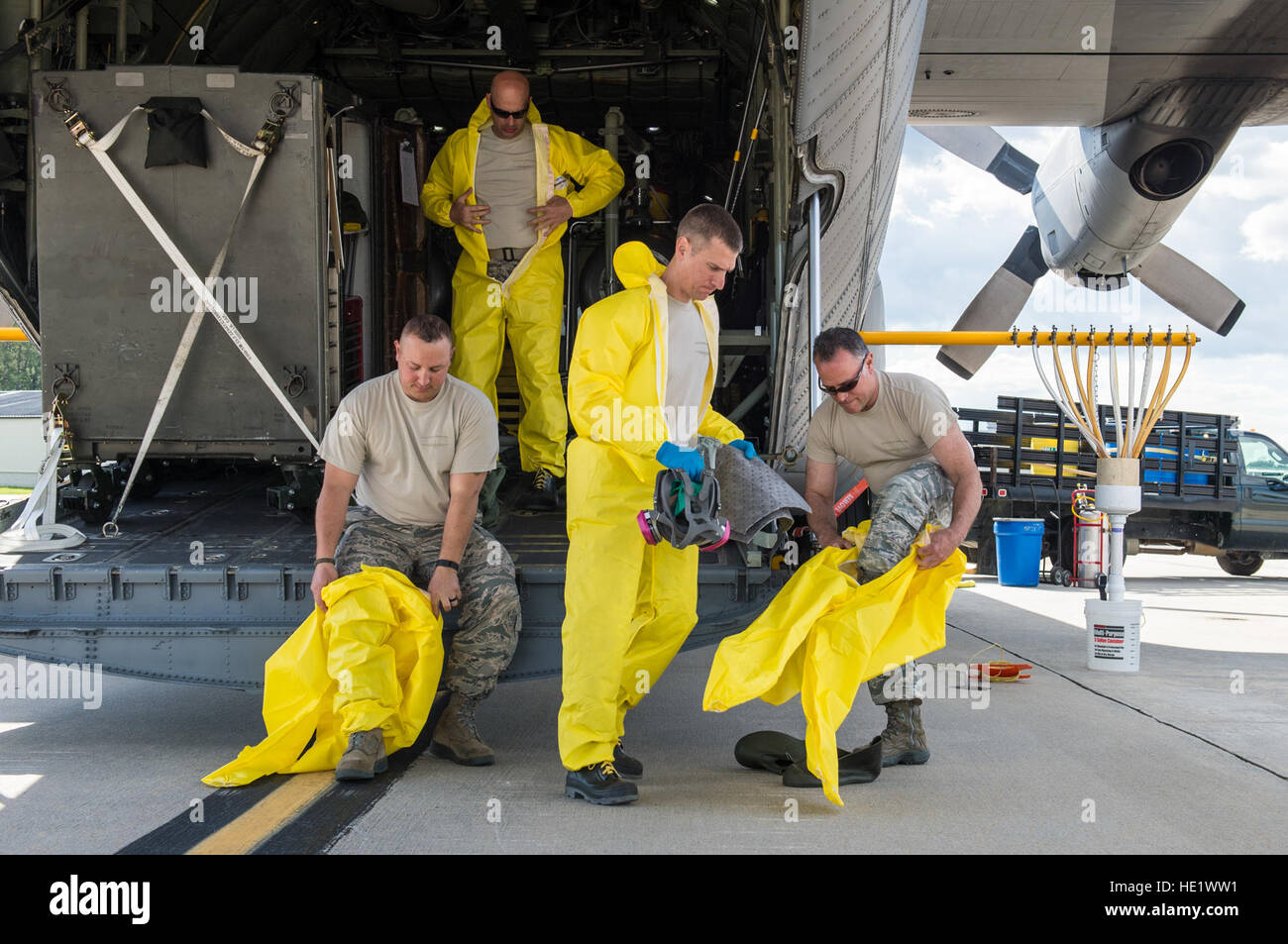 Antenna manutentori spray da 910ma Airlift Wing don equipaggiamento protettivo personale prima di caricare il mosquito insetticida nei serbatoi di un C-130 Hercules a base comune, Charleston S.C. Il 5 maggio 2016. La spruzzatura di meno di un'oncia della sostanza chimica per acro limita efficacemente la popolazione di zanzara in prossimità della base. La missione della 910ma a Youngstown aria stazione di riserva, Ohio, è quello di mantenere il Dipartimento della Difesa è solo grande area ad ala fissa di spruzzo di antenna in grado di controllare la malattia-portando gli insetti, insetti parassiti, vegetazione indesiderabile e disperdere le fuoriuscite di petrolio in grandi corpi di acqua. Foto Stock