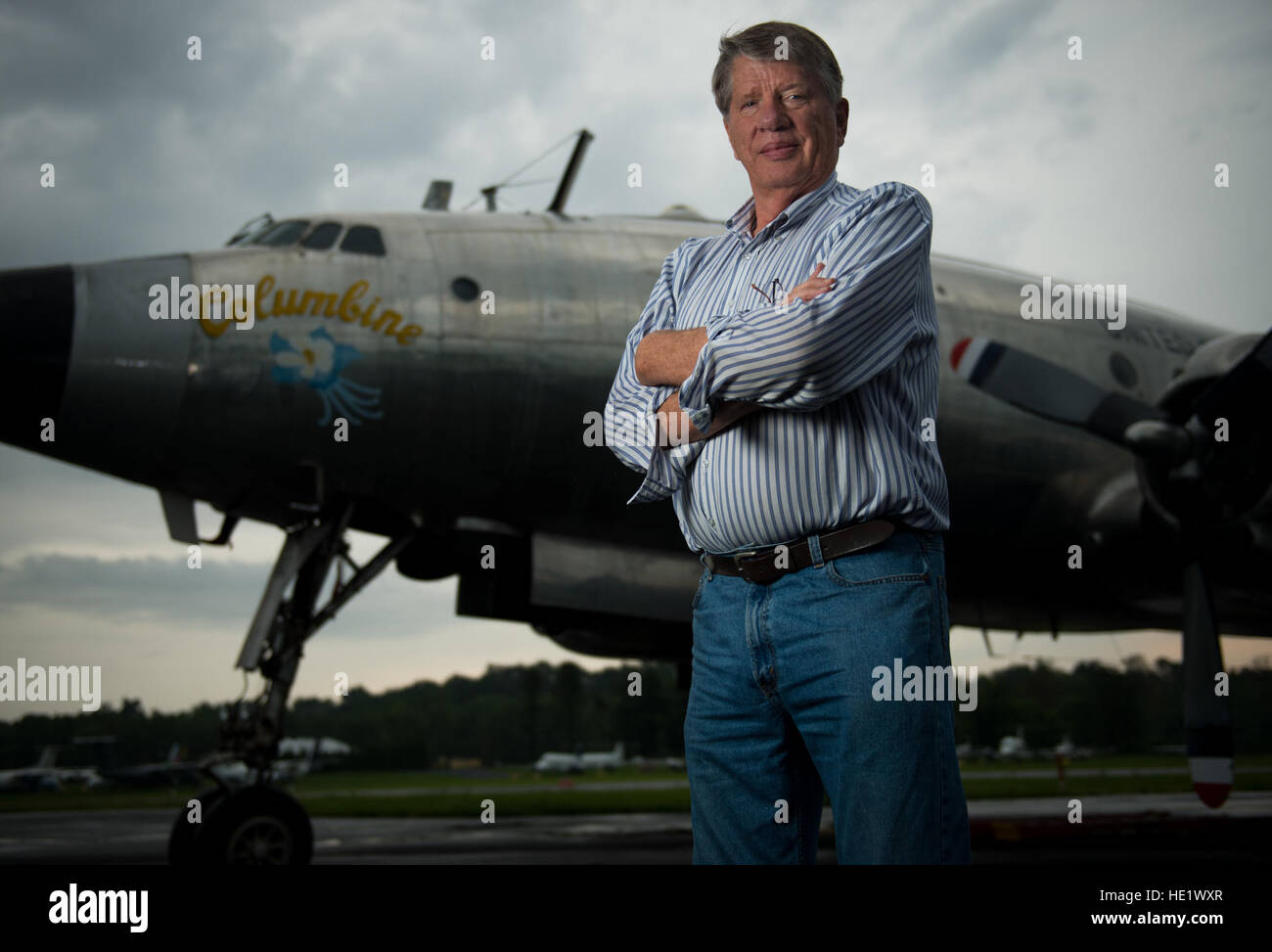 Karl D. Stoltzfus Suor, fondatore di Dynamic Aviation, acquistato il Columbine II nel 2015. Il Columbine II, una costellazione di Lockheed, è stato il primo aereo con il nominativo "Air Force One' e volato Presidente Dwight D. Eisenhower dal 1953 al 1954. Il segnale di chiamata è stata adottata dopo un vicino a mezz aria collisione con un Eastern Airlines, che avevano gli stessi numeri di chiamata, nei cieli di New York nel 1954. /Staff Sgt. Andrew Lee Foto Stock