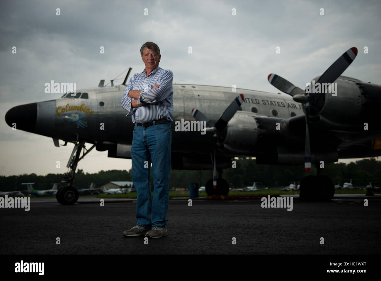 Karl D. Stoltzfus Suor, fondatore di Dynamic Aviation, acquistato il Columbine II nel 2015. Il Columbine II, una costellazione di Lockheed, è stato il primo aereo con il nominativo "Air Force One' e volato Presidente Dwight D. Eisenhower dal 1953 al 1954. Il segnale di chiamata è stata adottata dopo un vicino a mezz aria collisione con un Eastern Airlines, che avevano gli stessi numeri di chiamata, nei cieli di New York nel 1954. /Staff Sgt. Andrew Lee Foto Stock