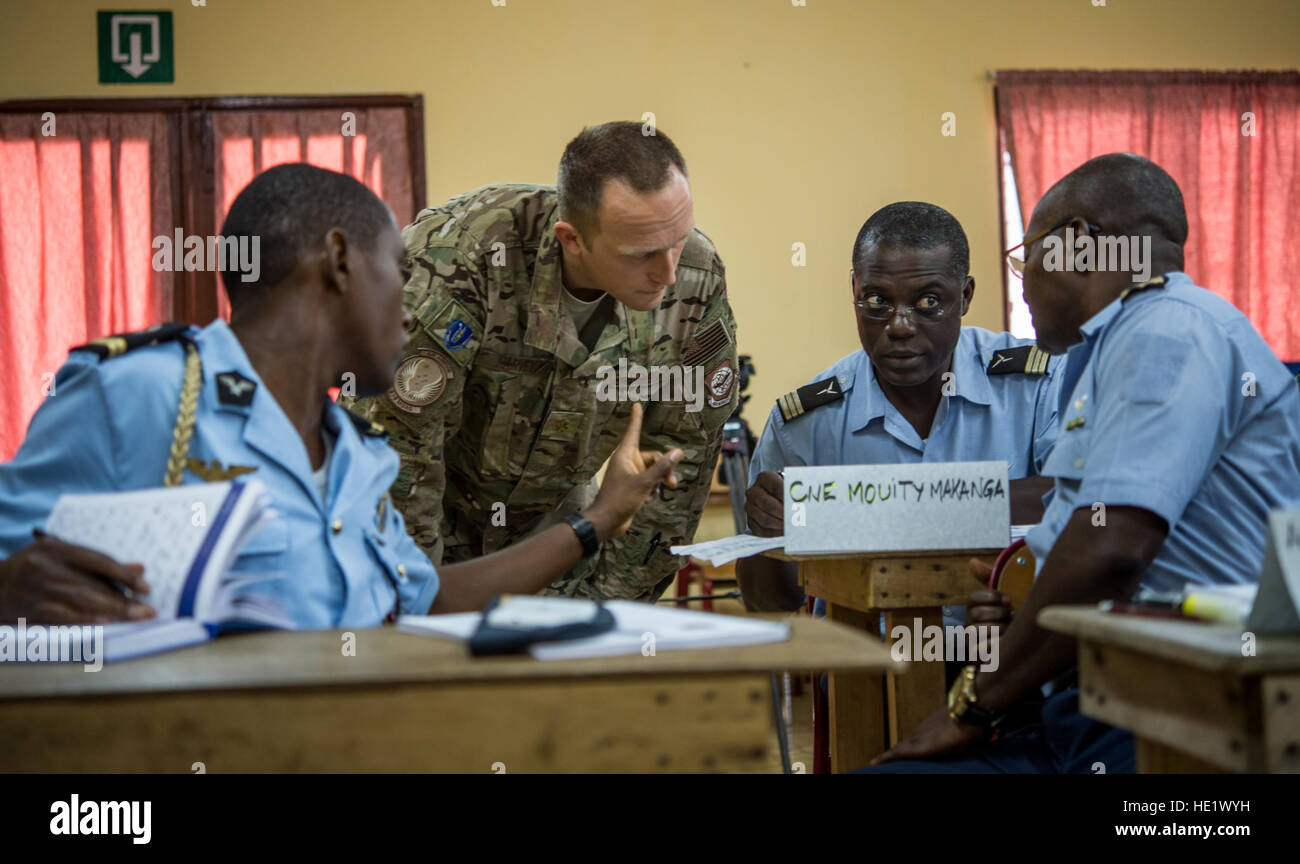 Il Mag. Matt Harvey, 818th Mobility Support Advisory Squadron, colloqui con aria Gabonese obbligare i membri durante un allenamento mobilità classe in Gabon, Africa, 14 giugno 2016. Il 818th MSAS dalla base comune McGuire fornisce aria mobilità consulenza e assistenza nella formazione a sostegno della Air Force obiettivi della creazione di capacità del partner. /Master Sgt. Brian Ferguson Foto Stock