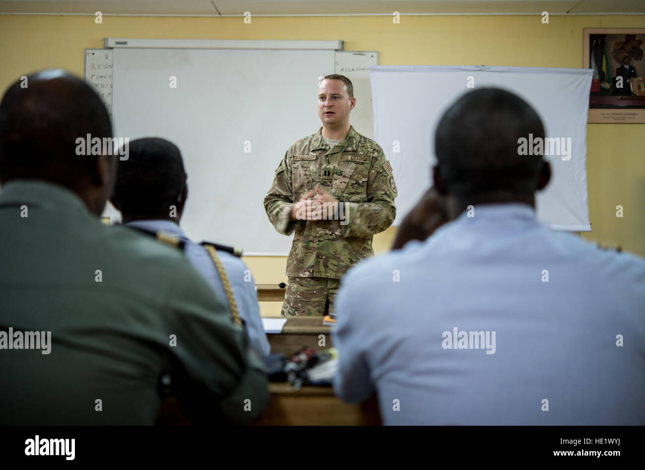 Il cap. Phil Caraghiaur va oltre il programma del giorno durante una classe fornita dal 818th Mobility Support squadrone consultivo per il gabonese Air Force nel Gabon, Africa, 14 giugno 2016. Il 818th MSAS dalla base comune McGuire fornisce aria mobilità consulenza e assistenza nella formazione a sostegno della Air Force obiettivi della creazione di capacità del partner. /Master Sgt. Brian Ferguson Foto Stock