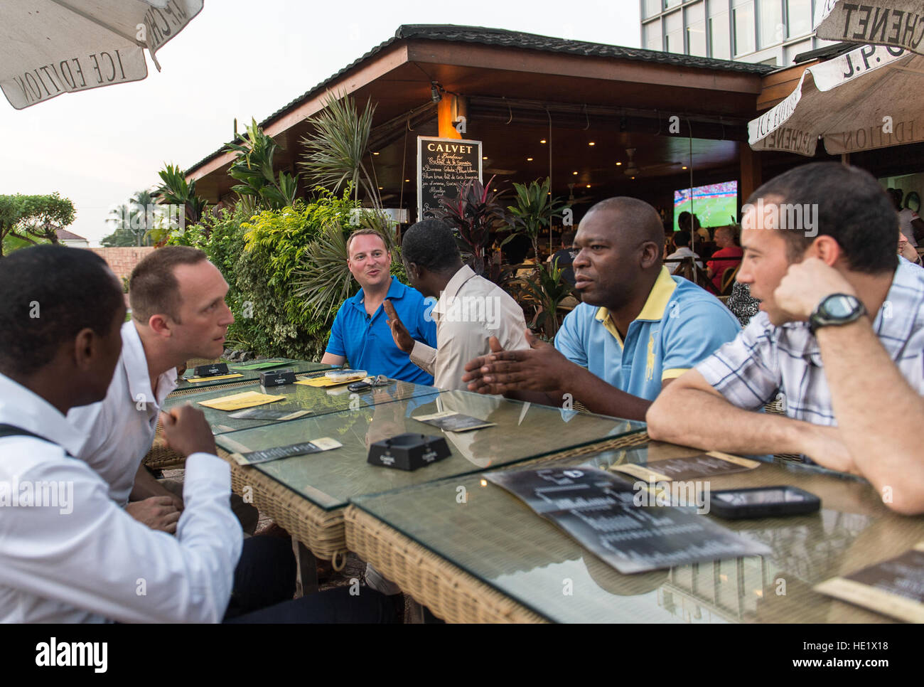 Gli istruttori dal 818th Mobility Support squadrone di consulenza hanno la cena con aria Gabonese obbligare i membri a Libreville, Gabon, 22 giugno 2016. Il 818th MSAS dalla base comune McGuire fornisce aria mobilità consulenza e assistenza nella formazione a sostegno della Air Force obiettivi della creazione di capacità del partner. /Master Sgt. Brian Ferguson Foto Stock