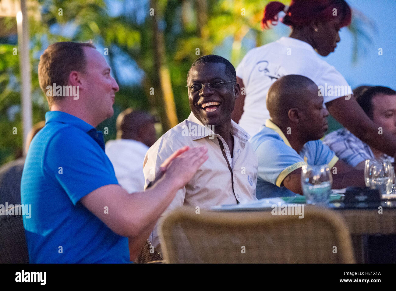 Il cap. Phil Caraghiaur colloqui con il cap. Makanga Mouity Fulgence durante una cena di classe con aria Gabonese obbligare i membri a Libreville, Gabon, 14 giugno 2016. Il 818th Mobility Support squadrone consultivo da base comune McGuire fornisce aria mobilità consulenza e assistenza nella formazione a sostegno della Air Force obiettivi della creazione di capacità del partner. /Master Sgt. Brian Ferguson Foto Stock