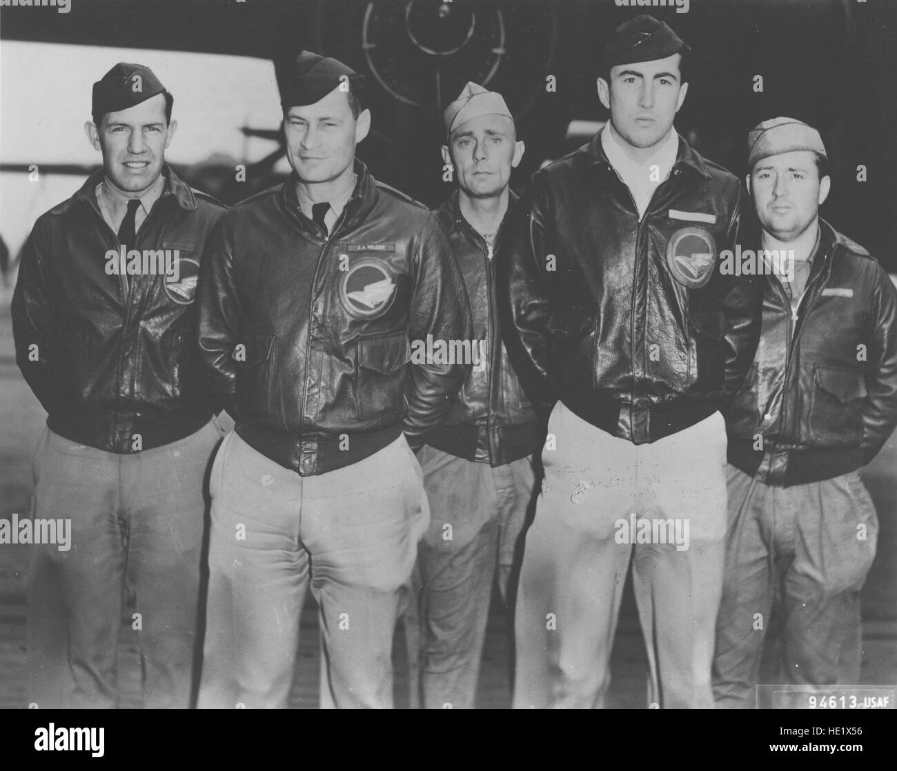 Equipaggio n. 14 Piano #40-2297, target di Nagoya: 89esimo squadrone di ricognizione, il Mag. John A. Hilger, pilota; Lt. Martinetto A. Sims, copilot; Lt. James H. Macia Jr., navigator/bombardier; SSgt. Job Eierman, tecnico di volo; SSgt. Edwin V. Bain, gunner. Foto Stock