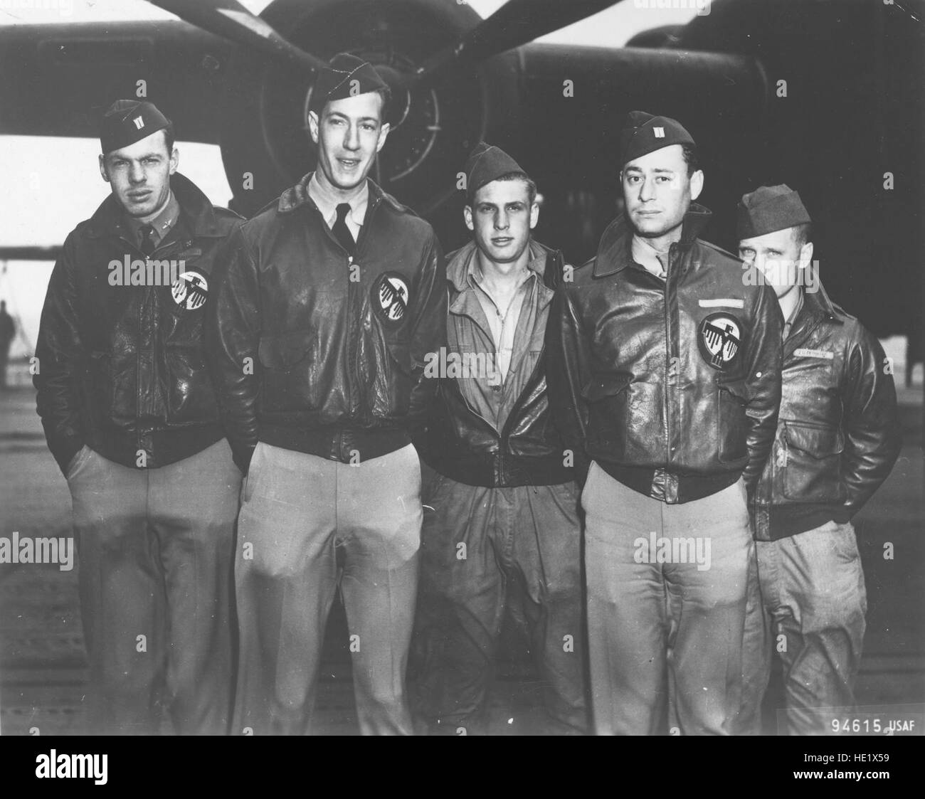 Equipaggio n. 16 Piano #40-2268, target di Nagoya: 34th squadrone di bombardamento, Lt. William G. Farrow, pilota; Lt. Robert L. Hite copilot; Lt. George Barr, navigator; Cpl. Giacobbe D. DeShazer, Bombardier; Sgt. Harold A. Spatz, tecnico di volo/gunner. Foto Stock