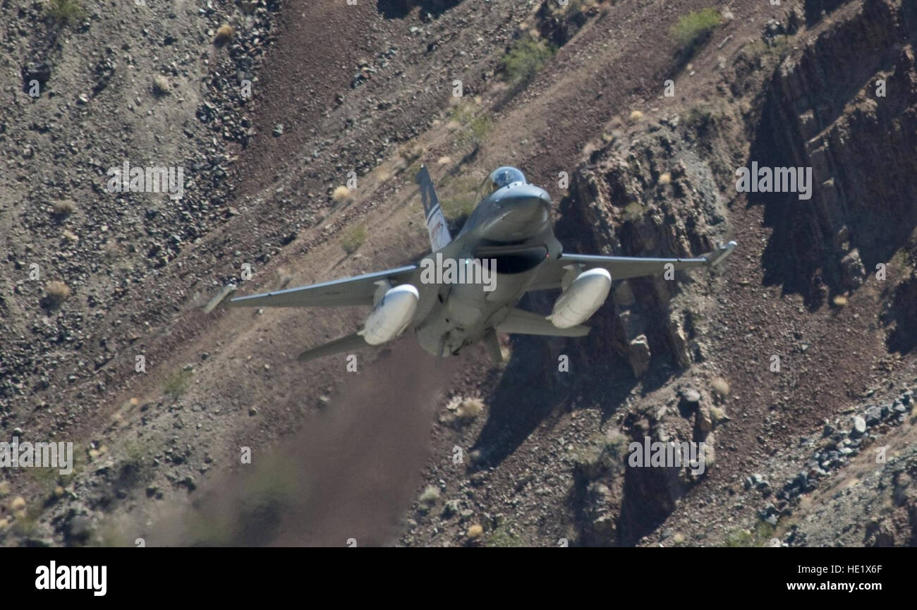 Il Ground-Collision automatico Avoidance System auto-GCAS può ridurre notevolmente l'incidenza di volo controllato nel terreno incidenti aerei è attualmente integrato in sistemi per il controllo del volo dell'U.S. Air Force la flotta di F-16 di aerei da combattimento. Il nuovo software, lanciato da una partnership tra l'Ufficio del sottosegretario per il personale e la disponibilità, l'Air Force Research Laboratory AFRL, NASA Armstrong volo Centro di ricerca, l'Air Force Test Center AFTC e Lockheed Martin, dovrebbe avere applicazione in una vasta gamma di velivoli civili e militari. Foto Stock