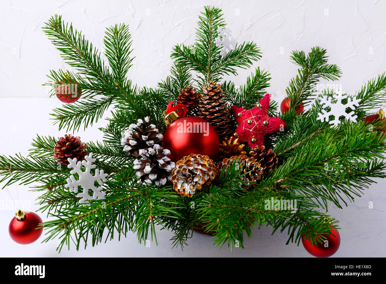 Tavola di Natale centrotavola con palline rosse e decorati a mano pigne.  Decorazione di natale con rami di abete rosso e baubles. Natale verde w  Foto stock - Alamy