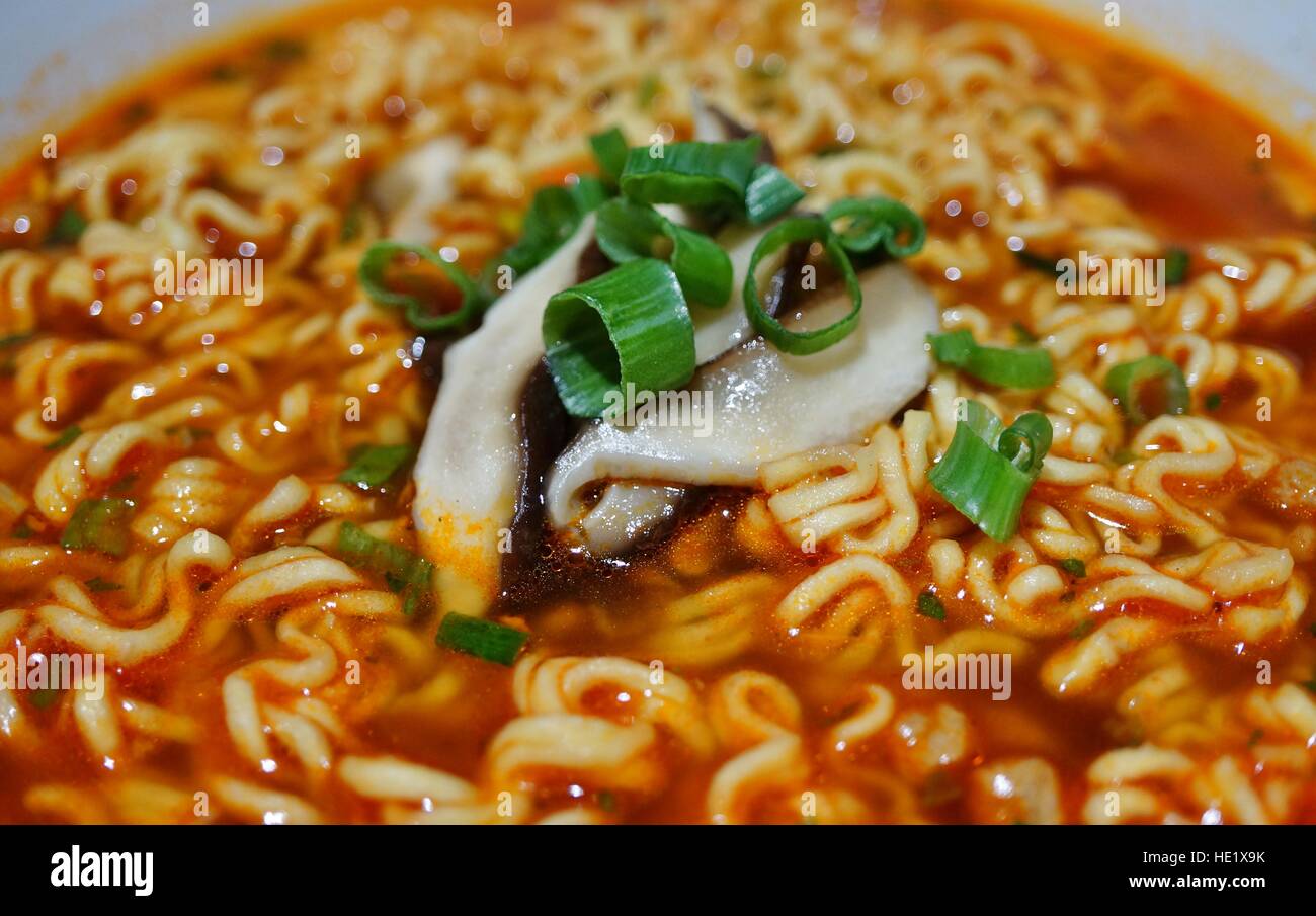 Ciotola di piccante ramen noodle soup con lo scalogno e funghi Foto Stock