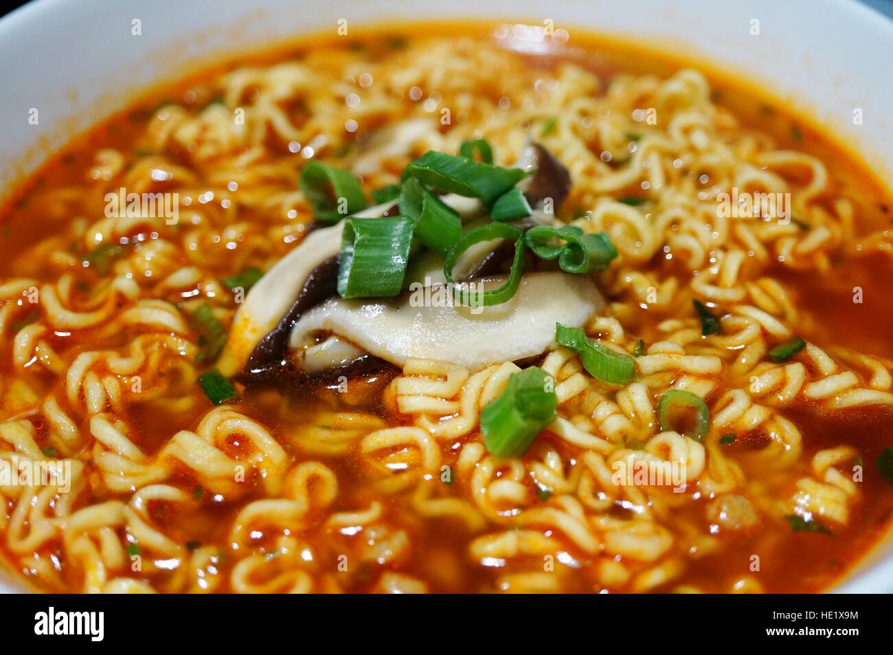 Ciotola di piccante ramen noodle soup con lo scalogno e funghi Foto Stock