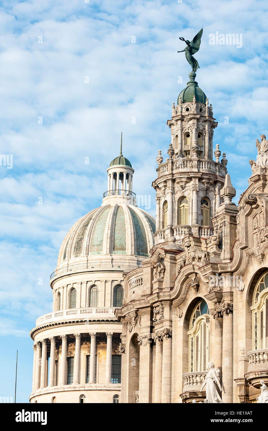 Statua sul tetto del Grande Teatro di Havana, inaugurato nel 1915 e restaurata nel 2016, con la cupola del Capitolio in Centro Foto Stock