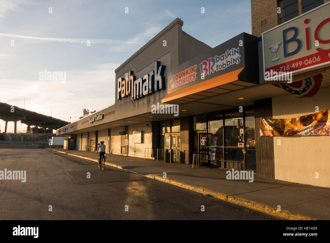 Dunkin donuts tramonto immagini e fotografie stock ad alta risoluzione ...