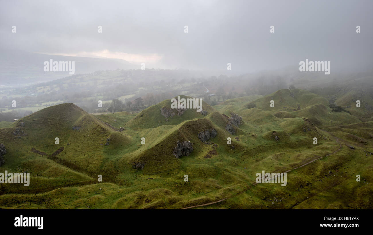 Bella immagine di panorama di cave abbandonate preso in consegna dalla natura in autunno cadono all alba con nebbia meteo Foto Stock