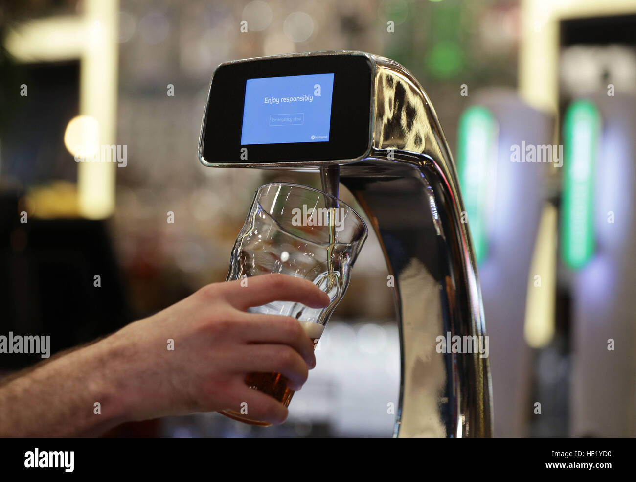 Si svolge una dimostrazione della prima pompa di birra indipendente e senza contatto sviluppata da Barclaycard per aiutare a tagliare le code di bar la sera, presso l'Henry's Cafe and Bar di Piccadilly, Londra. Foto Stock