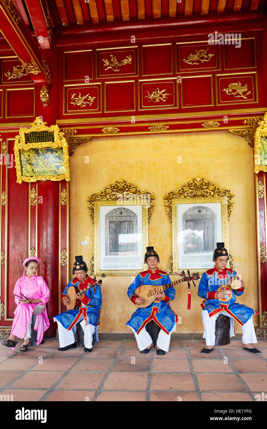 Musicisti suonano musica tradizionale in Può Thanh Palace (Imperatore del palazzo privato). Città Imperiale, tonalità, Vietnam. Foto Stock